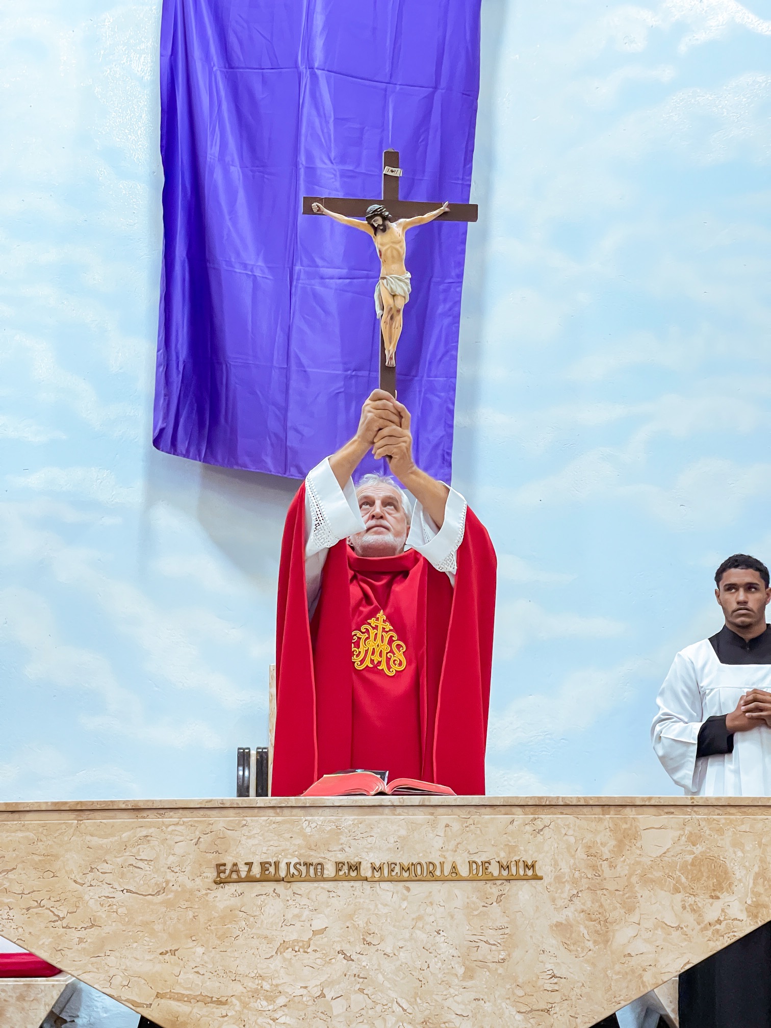 Leia mais sobre o artigo Sexta-feira santa: como a igreja celebra o dia da paixão e morte de Cristo