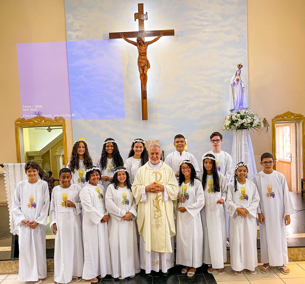 Primeira experiência com Cristo: As crianças da catequese fazem sua Primeira Comunhão na Paróquia de Fátima