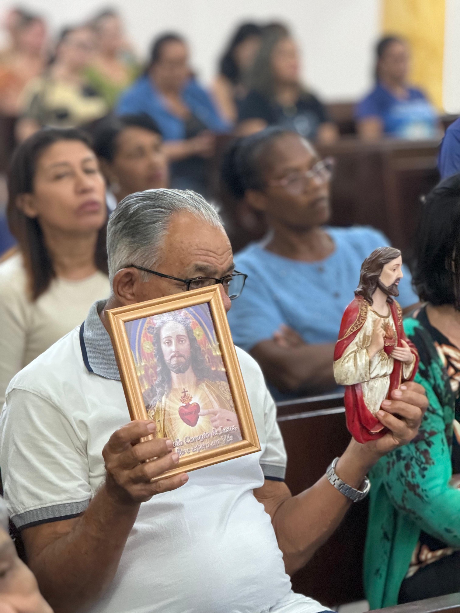 Leia mais sobre o artigo Devotos celebram Sagrado Coração de Jesus em missa emocionante e ato de entronização da imagem para as casas