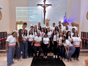 O Selo da Esperança: Dom Jailton preside Crisma de Jovens e Adultos na Matriz de Fátima